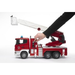 BRUDER : CAMION DE BOMBEROS SCANIA   Tamaño: 59 x 20 x 26,5 cm
