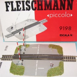 FLEISCHMAN : PASO A NIVEL CON BARRERAS Mecanizado   escala N