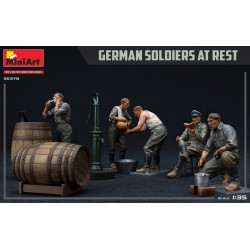 MINIART : GERMAN SOLDIERS AT REST  escala 1:35